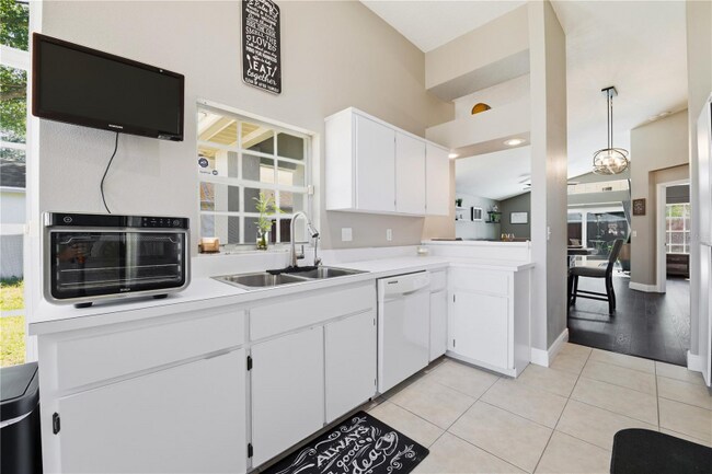 Foto del edificio - 7044 Woodhall Ave