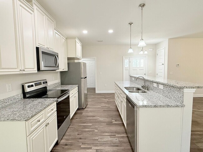Foto del edificio - Beautiful 3-Bedroom Home - Open Split Floo...