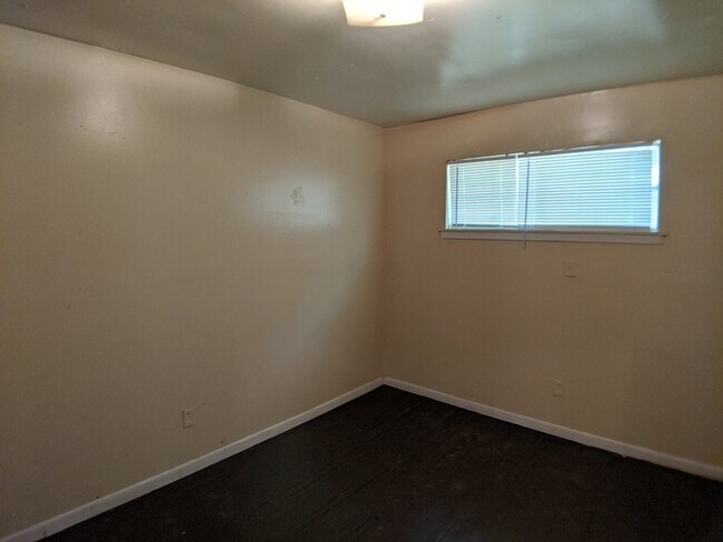 Building Photo - Renovated Apartment Near Rhodes College!