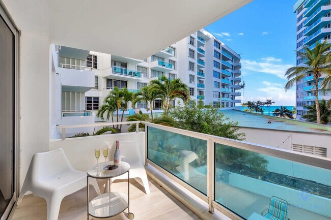 Foto del edificio - 5151 Collins Ave