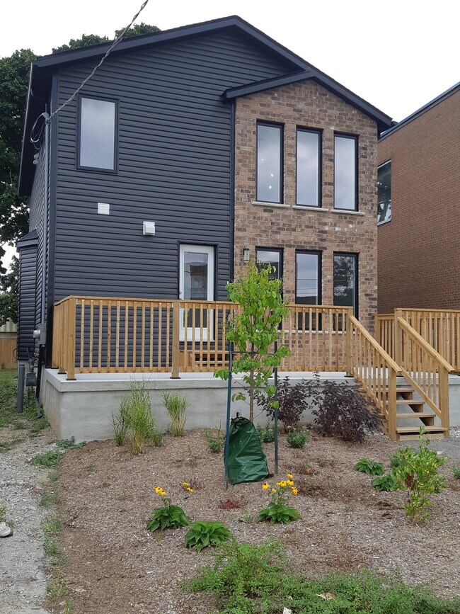 Photo du bâtiment - 1242 King St E