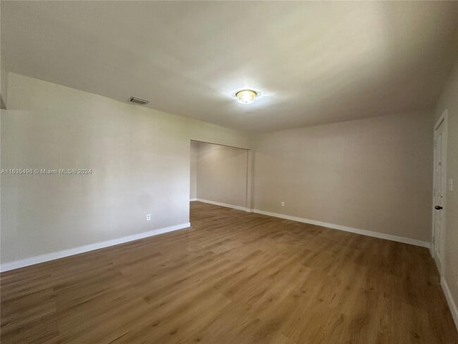 Building Photo - 1610 NW 33rd Ave