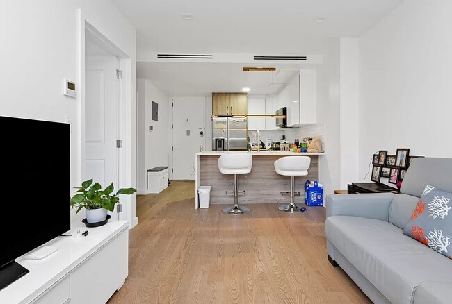 Building Photo - Modern 1BR – Limited Availability