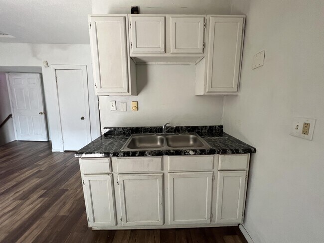 Building Photo - 579 Van Buren Ave