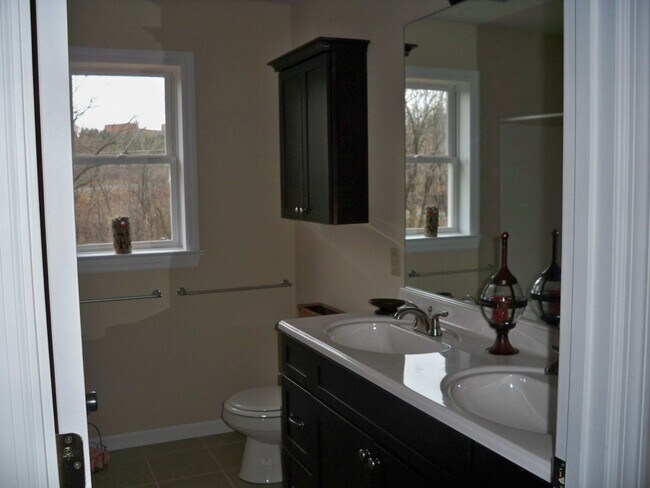 Foto del edificio - Spacious 4 bedroom Bellefonte house availa...
