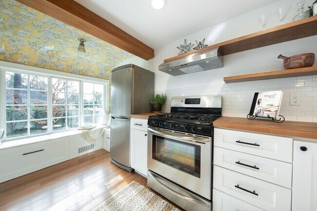 Foto del edificio - Charming updated home in Columbia City, av...