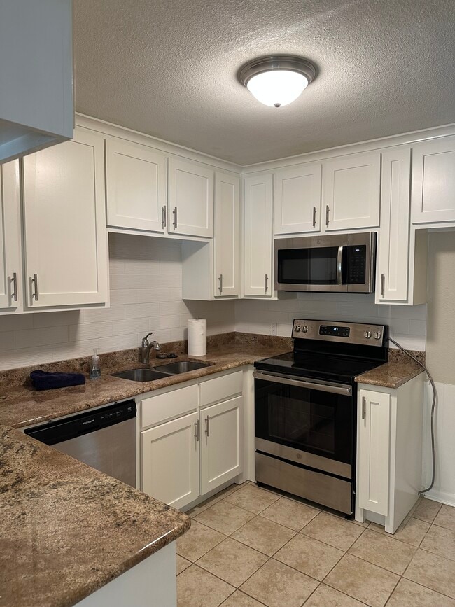 Building Photo - 4106 S Park Dr