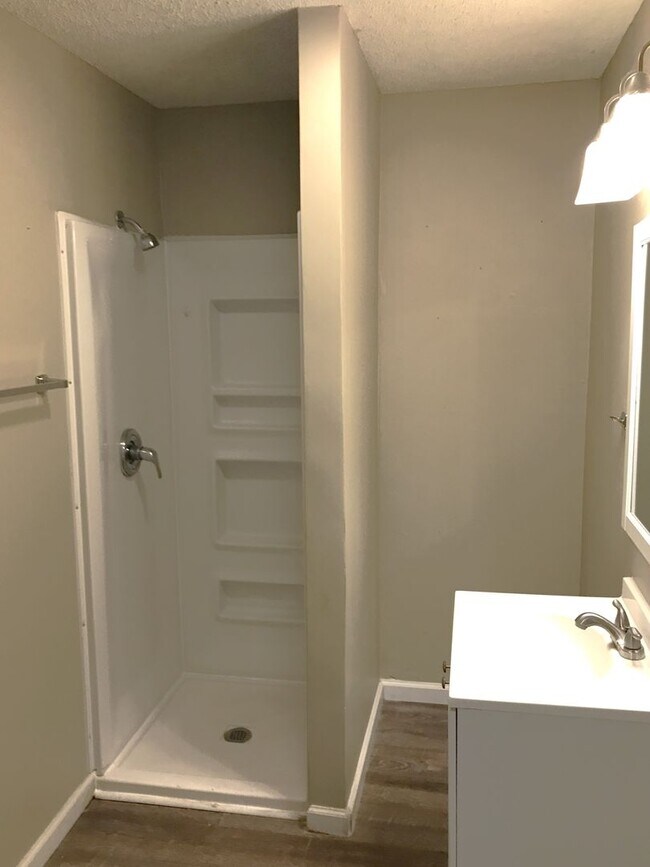 Building Photo - Great 3 Bedroom 2 Full Bath Home in Murfre...