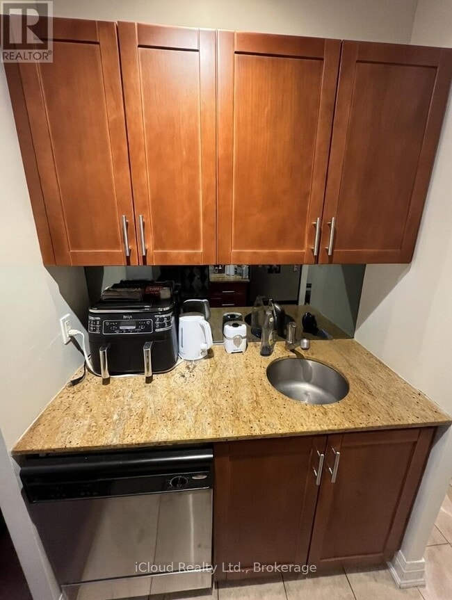 Building Photo - 2737 Keele St