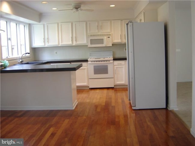 Building Photo - 77 Woodmont Dr