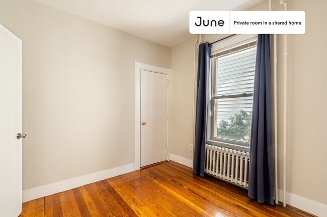 Foto del edificio - Private bedroom in 4 bed/1 bath Home