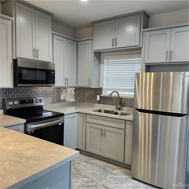 Building Photo - 9 N Clarence Ave