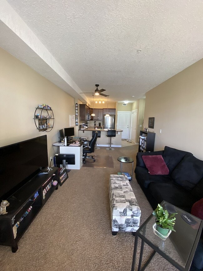 Building Photo - Convenient 1 Bedroom/1Bathroom Condo Located in the Lake Community of Mid(IP082)