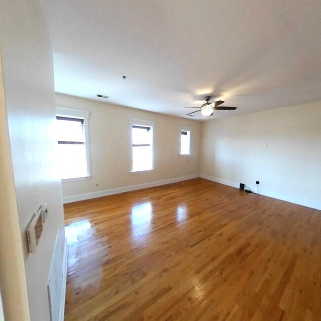 Building Photo - 608 Bramhall Ave