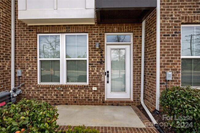 Building Photo - 252 Parkwood Ave