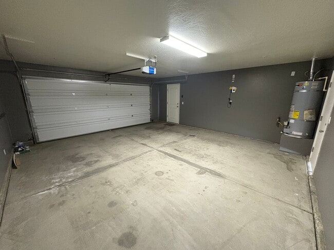Building Photo - NW Visalia Home Available Now!