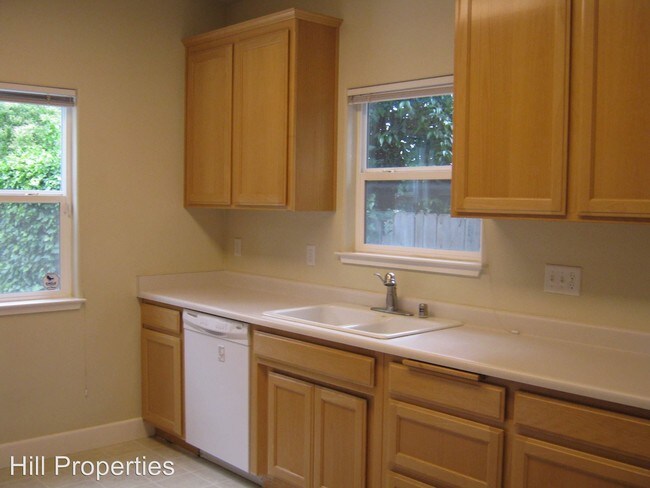 Building Photo - 3 br, 2.5 bath Room For Rent - 1121 Hazel St