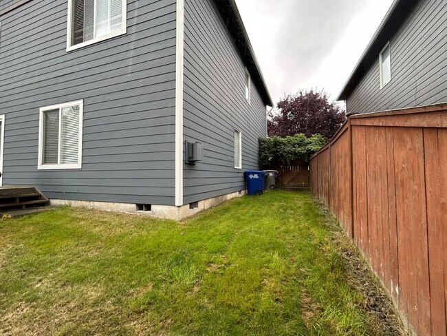 Foto del edificio - Beautiful 4 bd 2.5 bath w/ 2-car Garage Ho...