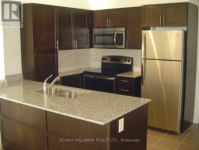 Photo du bâtiment - 830-830 Lawrence Ave W