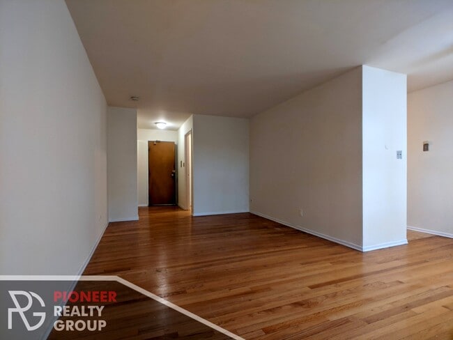 Building Photo - 665 W Wrightwood Ave