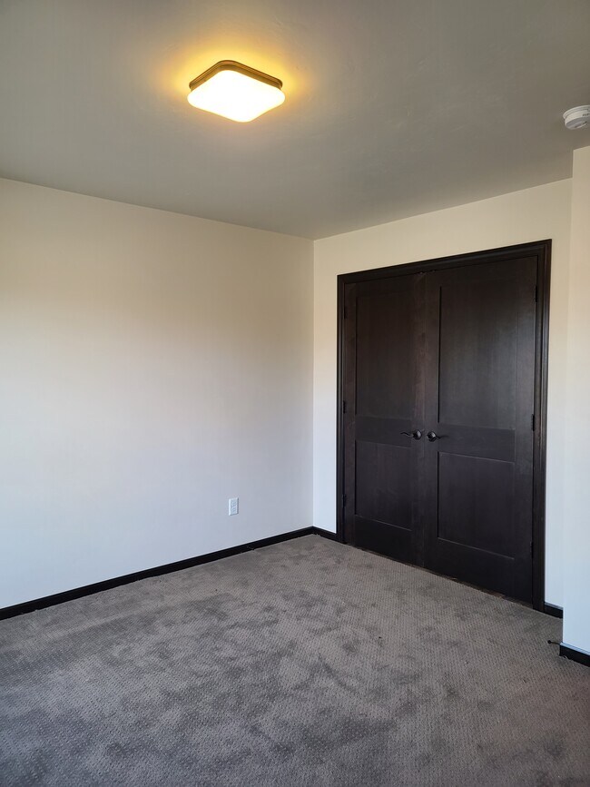 Building Photo - 1574 Pond View Dr