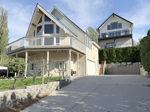Building Photo - 432 Lakeview Dr