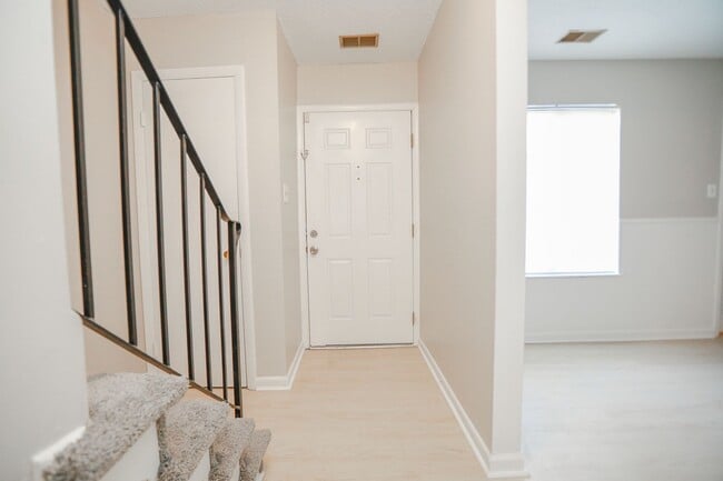Building Photo - Spacious Townhome Updated Throughout!