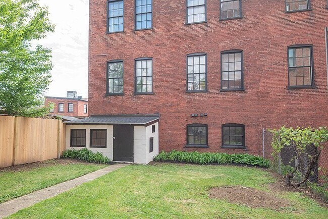 Foto del edificio - 323 N Mulberry St