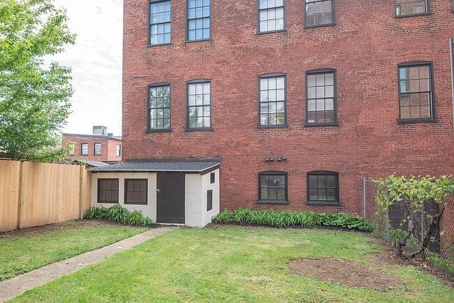 Building Photo - 323 N Mulberry St