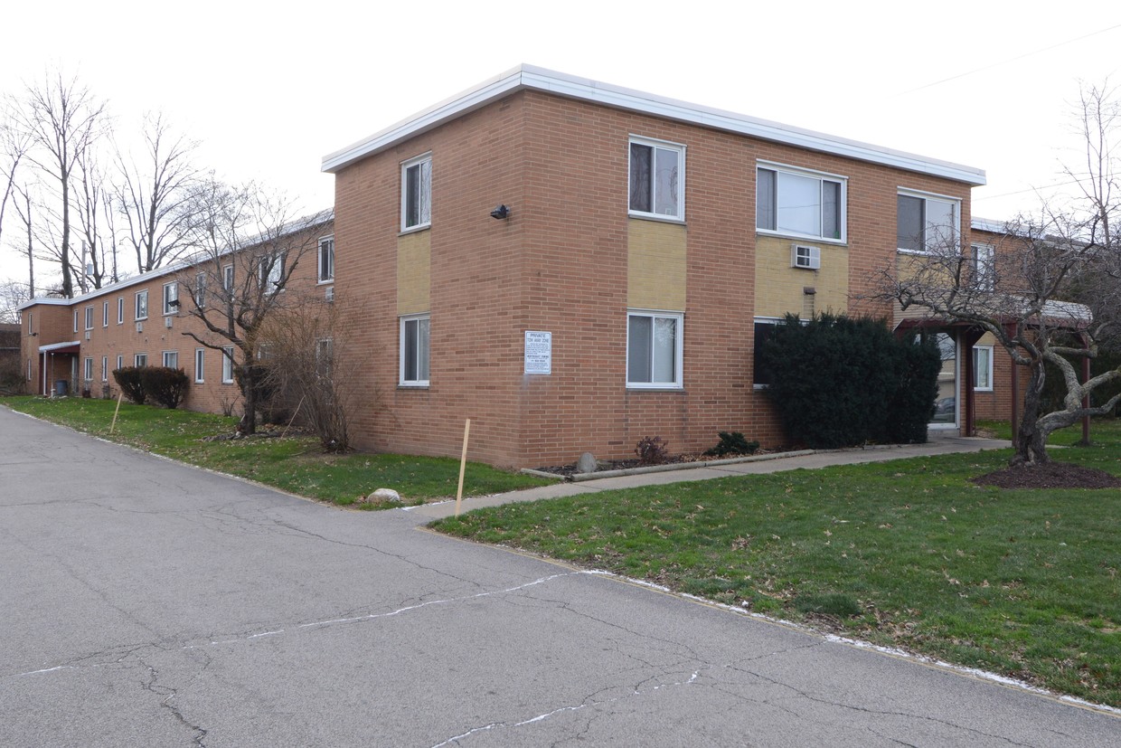 Large, clean 1 bedroom - 30600 Euclid Ave