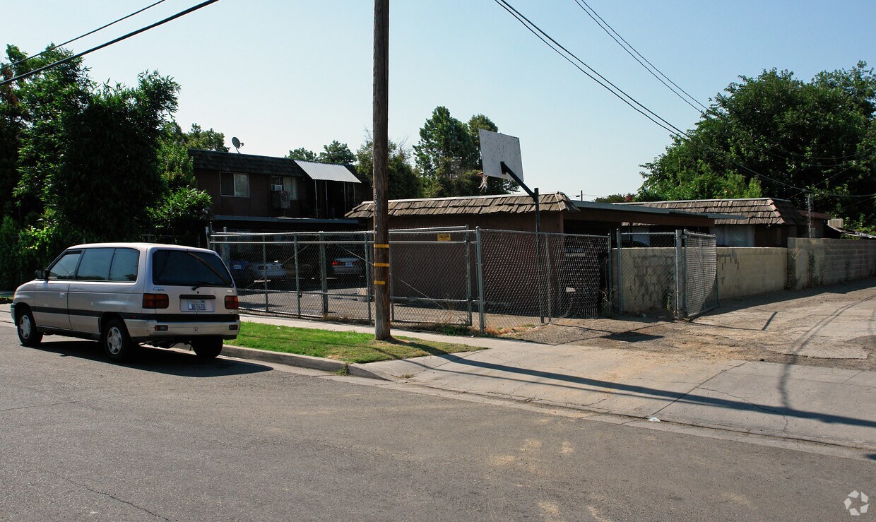 Foto del edificio - 4688 E Clay Ave