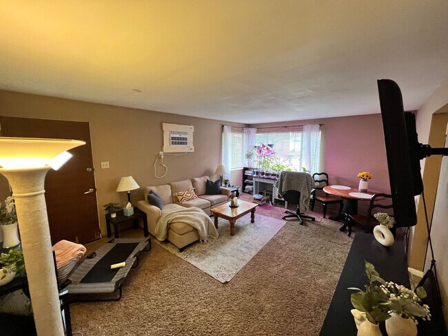 Foto del edificio - East Side Duplex in Quiet Neighborhood