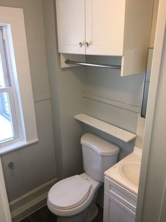 Building Photo - Fabulous Spacious 2 BR w Heat Included.