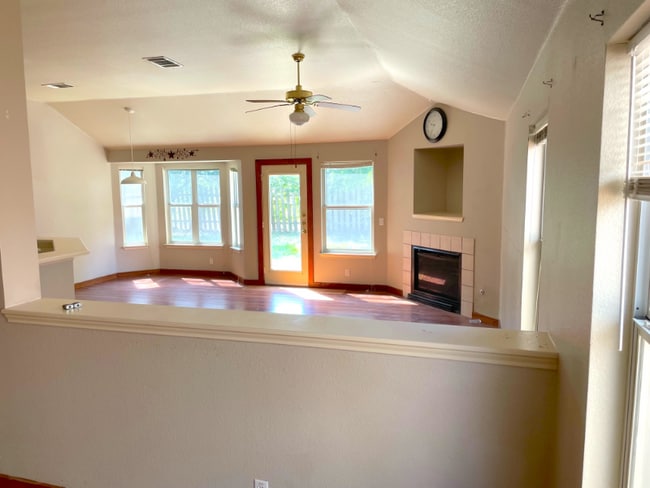 Building Photo - 218 Sunshadow Dr