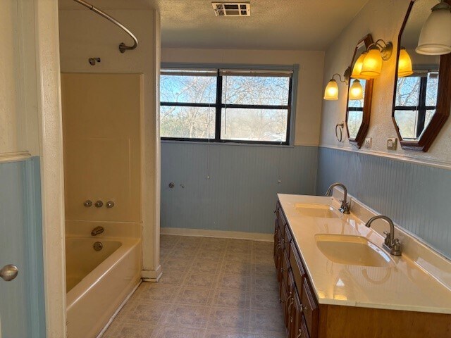 Building Photo - 902 N 1st St