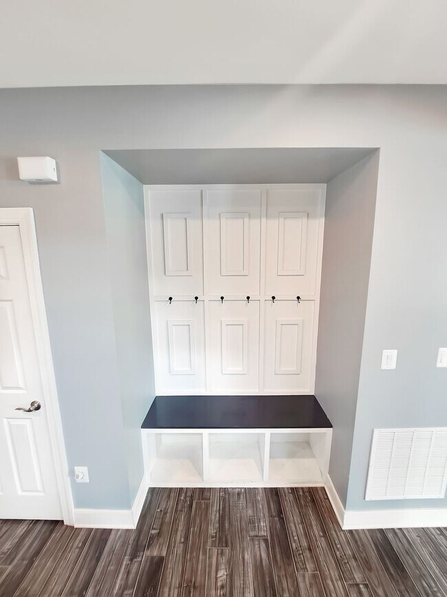 Foto del edificio - Amazing 3 Level Corner Lot Home in Waldorf...