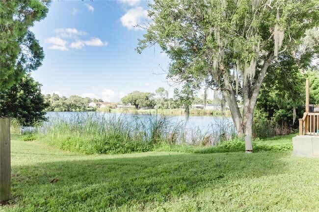 Foto del edificio - 6520 Meadowbrook Ln