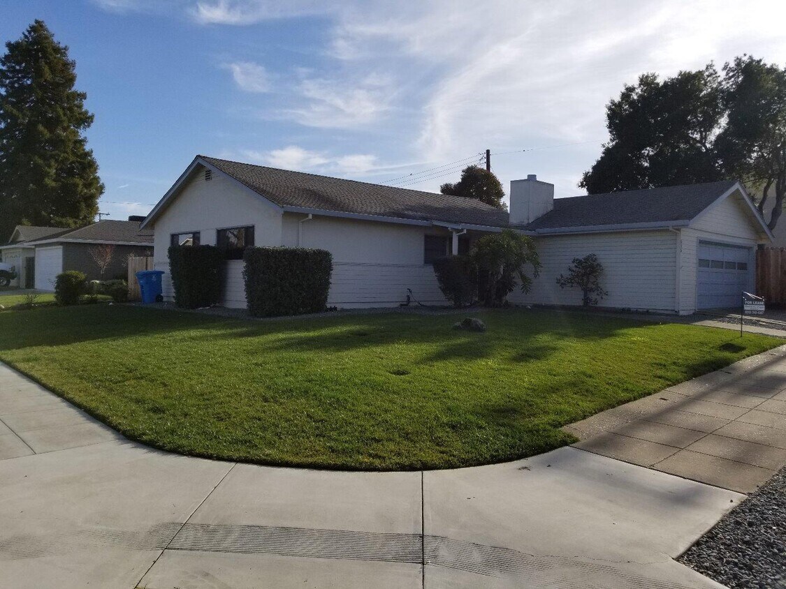 Primary Photo - 515 Marine View Ave