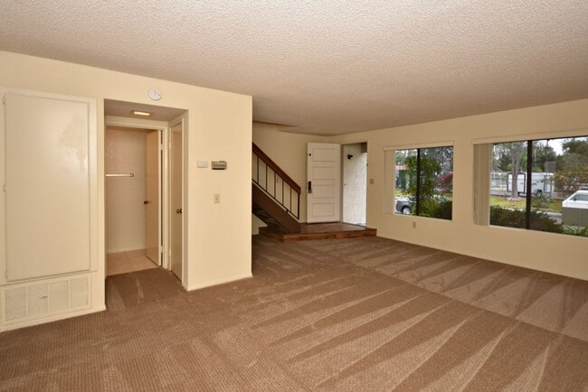 Building Photo - Make this Tanglewood Townhome your cozy home!
