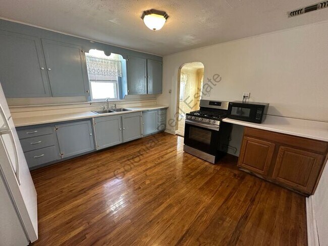 Foto del edificio - Cozy 2 Bed 1 bath house with detached garage and central Heat and air and washer/dryer hookups in...