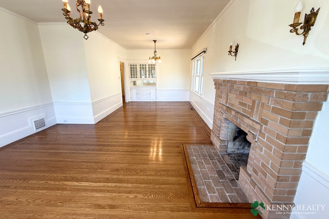 Building Photo - Spacious 3 Bedroom Home in Sign Hill Neigh...