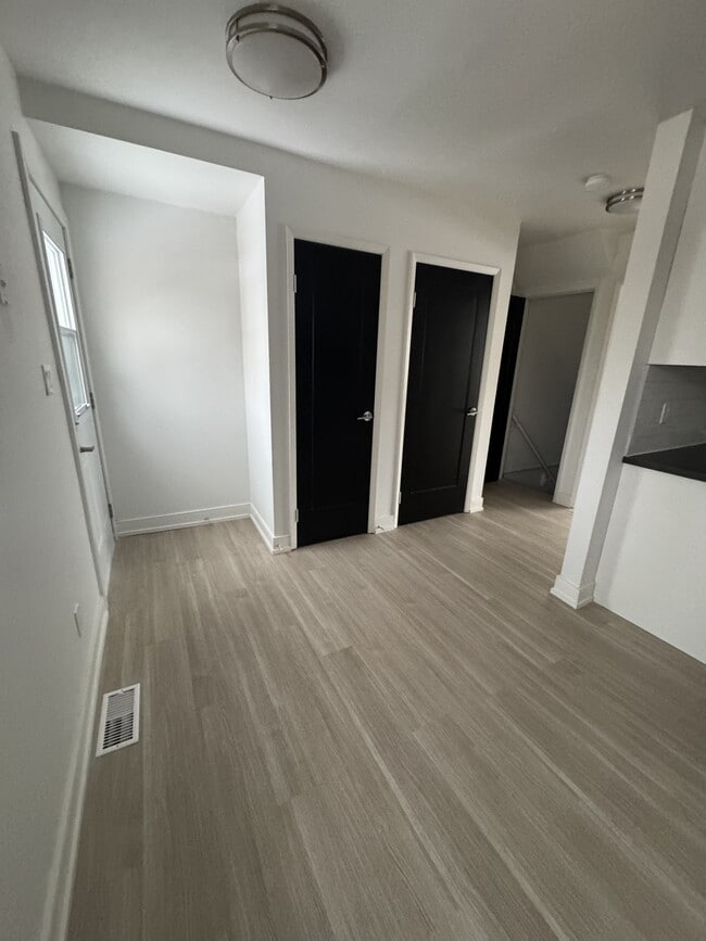 Photo du bâtiment - Renovated 2 Bedroom & 1.5 Bathroom Townhome!