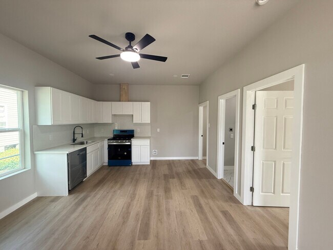 Foto del edificio - 7909 Ford St