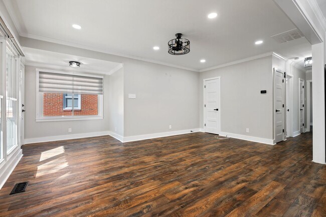 Foto del edificio - Charming Mid-Century Home with Covered Carport and Modern Updates