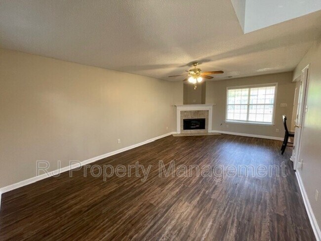 Foto del edificio - 8297 Red Creek Dr