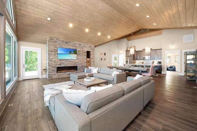 Foto del edificio - 135 Misty Cove Ln