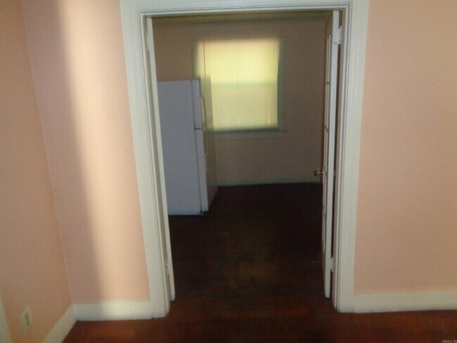 Building Photo - 920 S Elm St