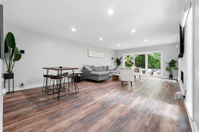 Building Photo - 1210 E Beechwood Dr NW