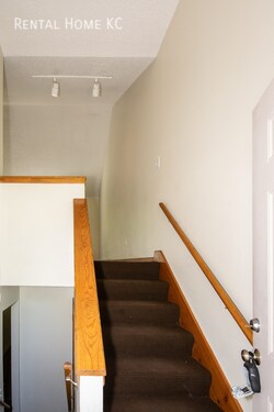 Foto del edificio - 3-bed 2-full-bath Duplex w/Double Garage  ...