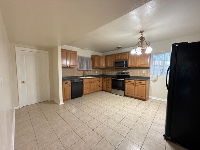 Building Photo - 3 bedroom/ 1 bath, No Bills Paid.